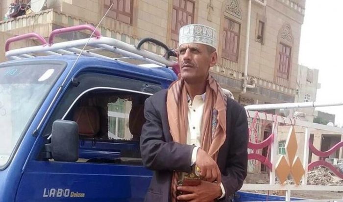 بالصورة : اعلامي شهير في صنعاء ينتقل من خلف المايكروفون الى خلف عجلة قيادة باص اجرة