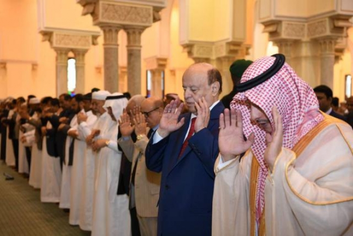 بالصور : الرئيس هادي يؤدي صلاة العيد في قصر الناصرية بالرياض ويستقبل المهنئين