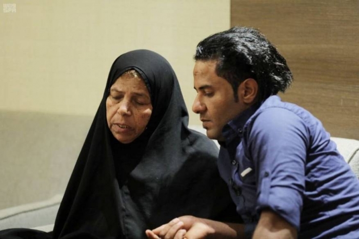 قصة شاب يمني التقى بوالدته بعد أن فرقتهما الحرب والغربة 7 أعوام وجمعهما الحج