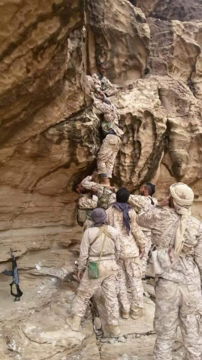 بالصورة : رجال الجيش الوطني يصنعون من اجسادهم سلما لاقتحام جبال مران
