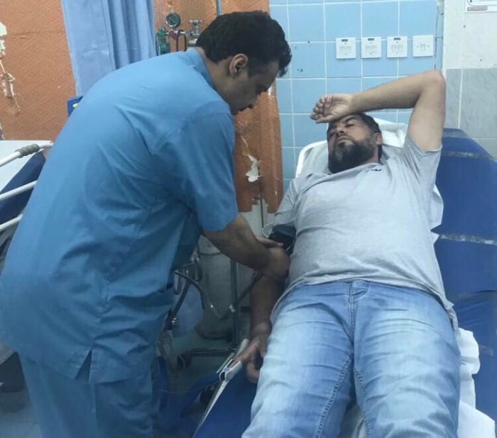 نقل محمد العرب مراسل سكاي نيوز من صعدة الى مستشفى بالسعودية .. صورة