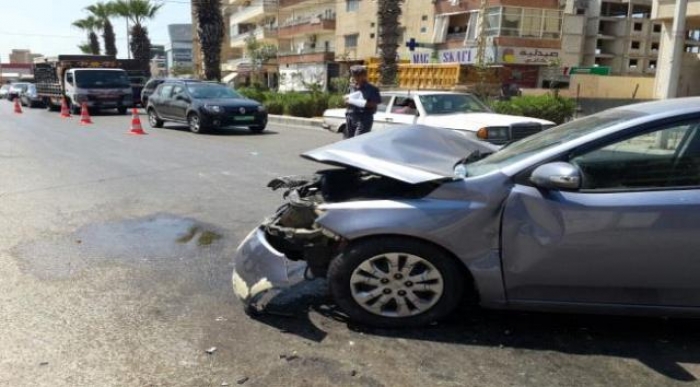 فتاة تدهس بسيارتها 3 جنود مرابطين في نقطه امنيه بعدن