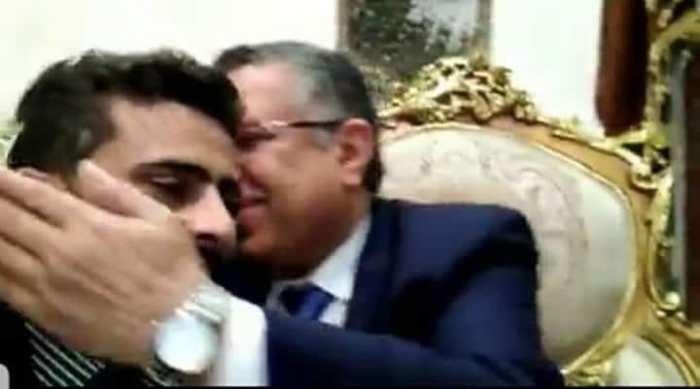 شاهد بالفيديو : بن دغر يحتفل بناشط عفاشي سب الرئيس هادي