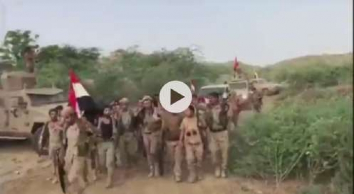 بالفيديو: الجيش رفع علم اليمن في معقل الحوثي بصعدة