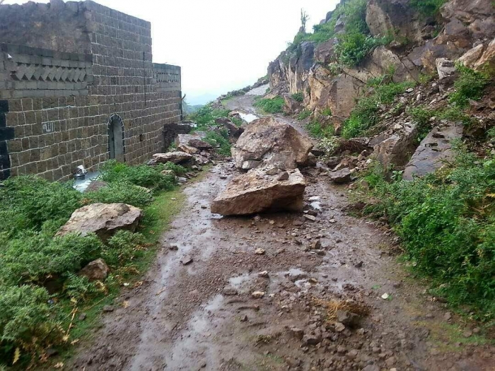 الامطار تشرد اهالي قريتين في اب وسط اليمن .. صورة
