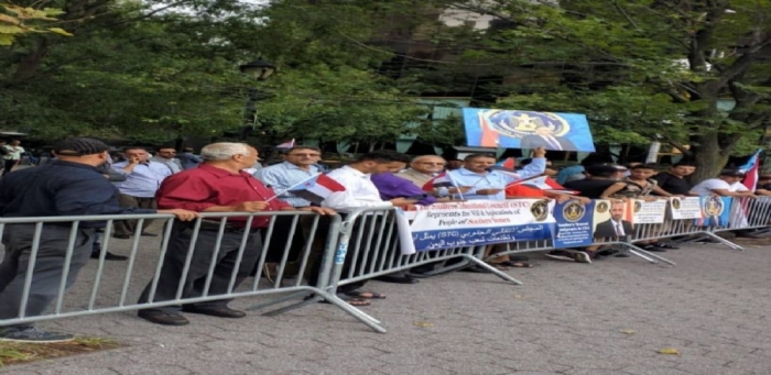 ناشطون جنوبيون ينظمون وقفة احتجاجية أمام مبنى الأمم المتحدة بنيويورك تاييدا لبيان المجلس الانتقالي الجنوبي