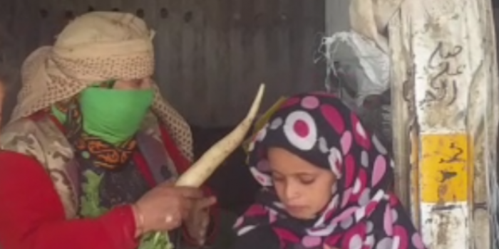 بالفيديو- بائعة الفجل في صنعاء: نريد إنهاء الحرب!