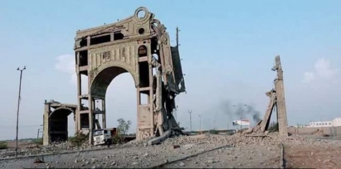 شاهد أول صورة لقوس النصر بعد تفجيره من قبل الحوثيين