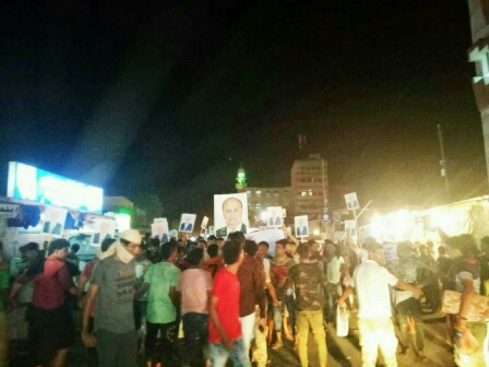 شاهد : الرئيس «هادي» يظهر مع الآلاف من ابناء «عدن»