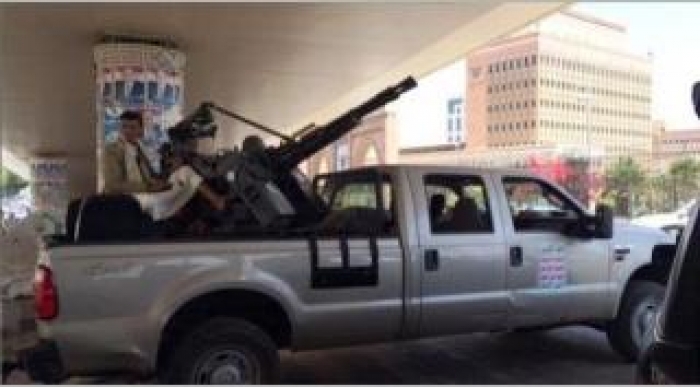 صنعاء : مخازن أسلحة وأطقم عسكرية معروضة للبيع و"الزنداني" يحاول شرائها