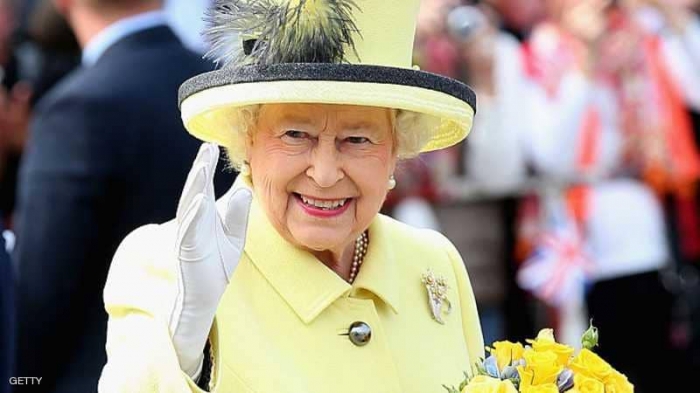 الملكة إليزابيث حصلت على يد اصطناعية للتلويح للجمهور
