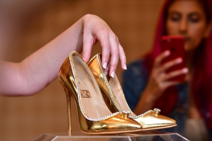 تعرف على ســـر ”الحذاء الخليجي” الذي تجاوز ثمنه 10 مليار ريال..! (شاهد الفيديو)