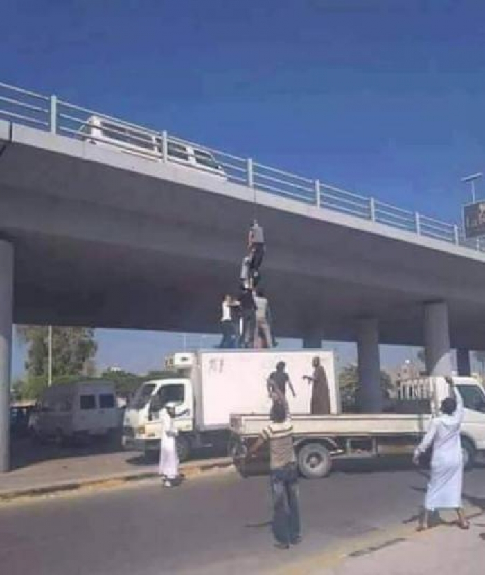 شاهد الصورة .. شاب ينتحر على جسر مذبح بالعاصمة صنعاء !!