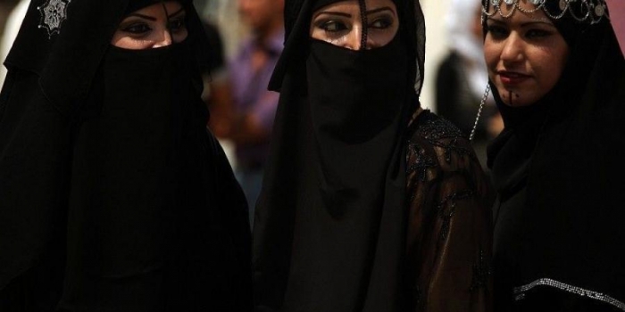 فيديو : قيادي حوثي يحذر قبل مظاهرة السبت .. من سيخرجن في المظاهرة "بنات الحرام"، و "الرجال لبسوا ملابس نسائية و يرتدون نقابات"