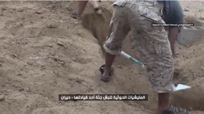 شاهد بالفيديو- مشاهد تظهر قيام الحوثيين بنبش جثث قياداتها بعد مصرعهم بمعارك حيران حجة