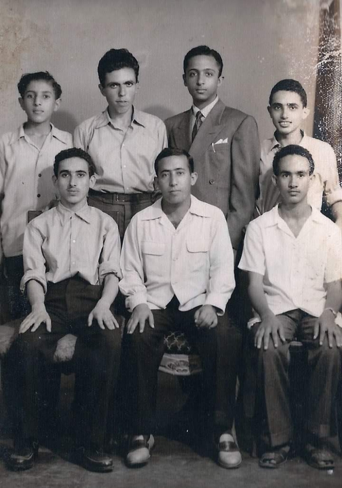 شاهد.. صورة نادرة لـ"عبدالكريم الإرياني" وبجواره ستة من أبرز رجالات اليمن تعود إلى خمسينيات القرن الماضي (تفاصيل خاصة)