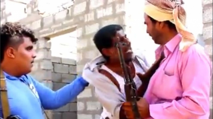 شاهد بالفيديو : مواطن من عدن يطالب مسلحين بقتله والمسلحون يرفضون ذلك .. ما السبب؟