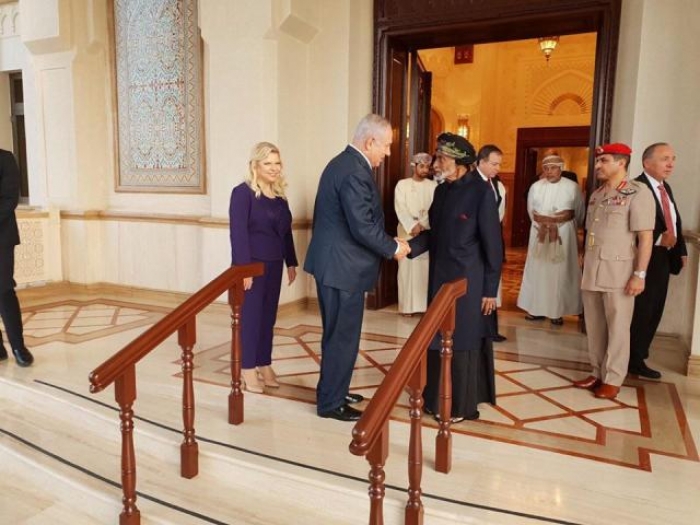 عاجل : السلطان العماني يستقبل رئيس وزراء الكيان الصهيوني في عاصمة السلطنة  ( صور)
