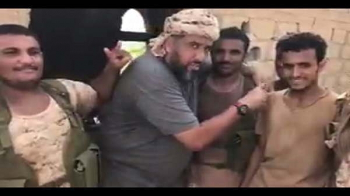 أمهر من أمسك البندقية.. "محمد العرب" يتوعد عبدالملك الحوثي بمجنون وصاب.. (فيديو)