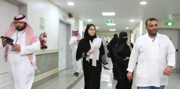 المسؤولة السعودية الشابة سلوى العمران تجذب الأنظار خلال جولة رسمية (فيديو)