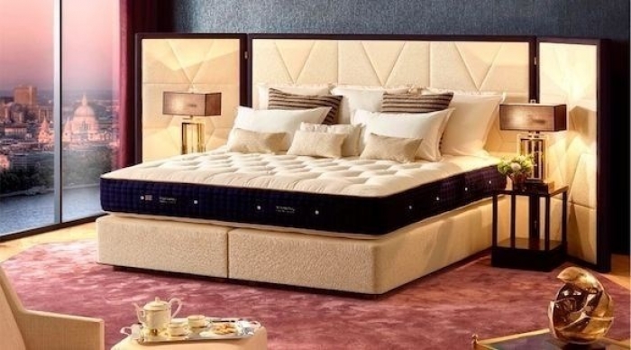 السرير الأغلى ثمناً في بريطانيا بسعر 75000 جنيه إسترليني (96000 دولار أمريكي)