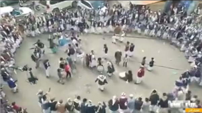 شاهد مجموعة كبيرة من اليمنيين يرقصون رقصة البرع وعلى دقة أشهر مبرع يمني .. (فيديو)