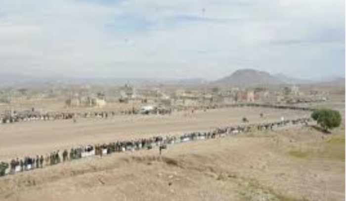 شاهد بالصورة قبائل طوق صنعاء تحتشد بالآلاف حفاة وبنصف الملابس وتجدد الركوع للحوثي
