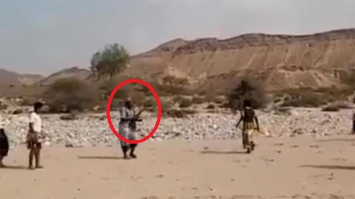 شاهد حكم مباراة يمني مسلح ببندقية كلاشنكوف وإذا اخطأ اللاعب يطلق رصاصة في الجو بدلاً من الصفارة (فيديو)