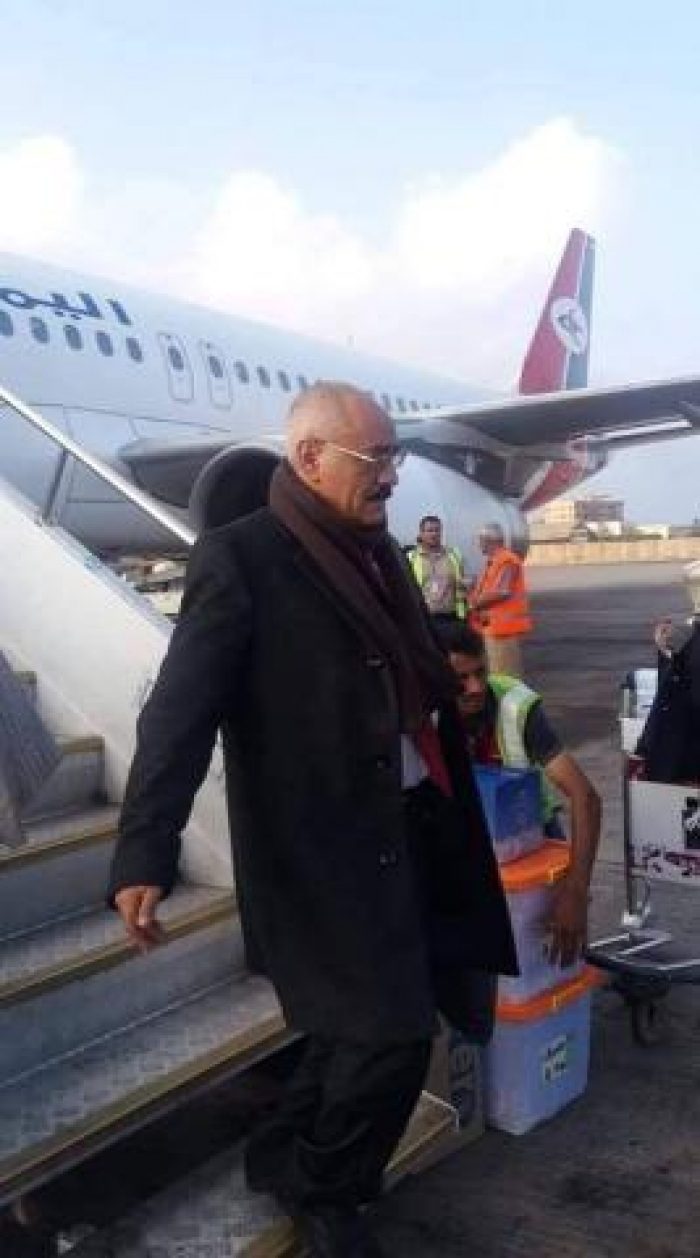 شبيه للرئيس صالح وصل مطار عدن فسارع الناس لأخذ الصور معه (صورة)