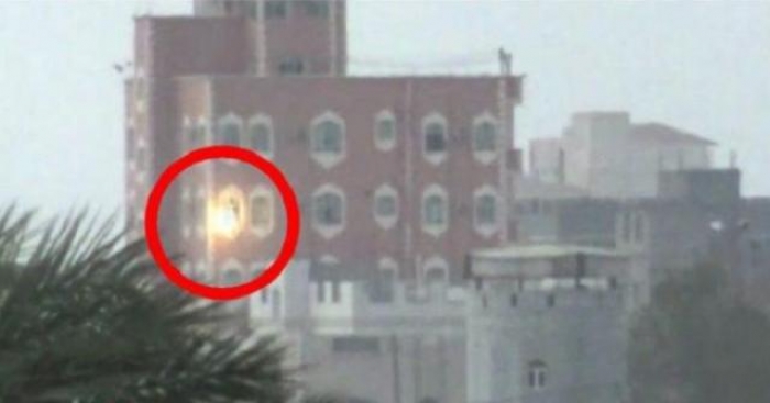 شاهد بالفيديو : تطهير عدد من المباني المطلة على قيادة المنطقة الخامسة بمدينة الحديدة