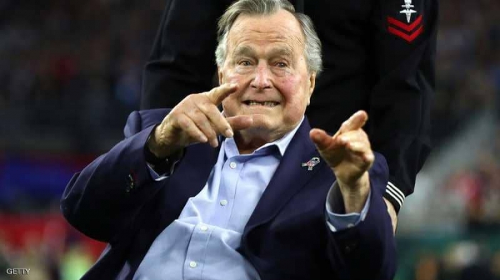 بالصور.. جورج بوش سيوارى الثرى بصحبة "عشقه الغريب"