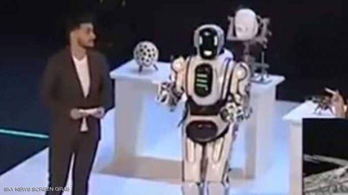 روبوت روسيا "الأكثر تطورا".. رجل في الداخل
