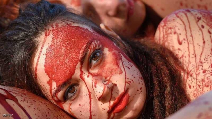 فيديو .. عشرات النساء العاريات في احتجاج دموي ببرشلونة