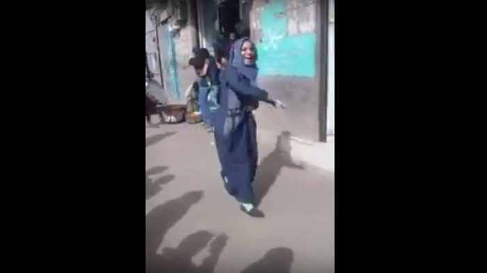 شاهد .. بنت يمنية من صنعاء في ريعان شبابها تفاجئ المارة بالشارع وترقص بطريقة جعلت المواطنيين في ذهول