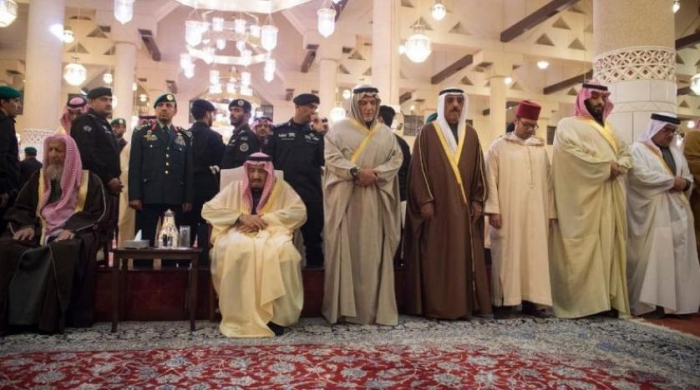 خادم الحرمين يؤدي صلاة الميت على الأمير طلال بن عبد العزيز