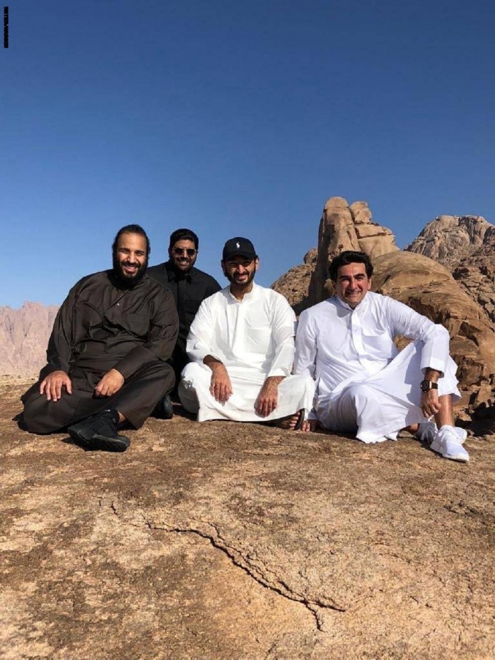 تداول صور محمد بن سلمان أعلى جبل اللوز.. من كان بصحبته؟