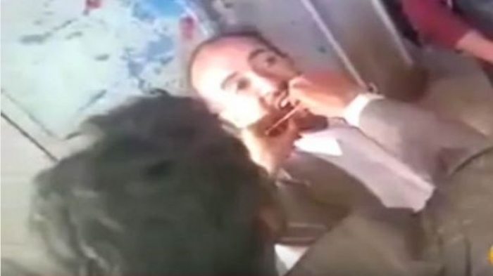 اليمن : طبيب شعبي يزرع الاسنان لمرضاه على قارعة الطريق وبارخص الاثمان .. فيديو