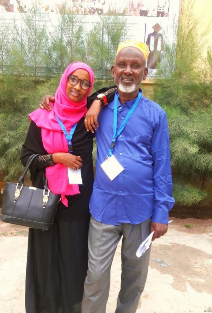 صومالي في الـ 70 من عمره يحصل على الماجستير في يوم واحد مع ابنته الشابة .. صورة