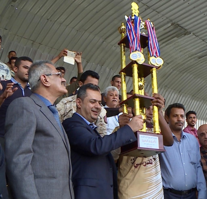 رئيس الوزراء يكرم منتخب أبين بطلا لإقليم عدن في بطولة كأس رئيس الجمهورية للمدارس الثانوية