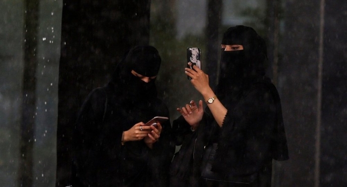 فتاة سعودية جديدة تهرب من بيت اهلها وتنشر فيديو .. والنائب العام يفتح تحقيقا عن الاسباب